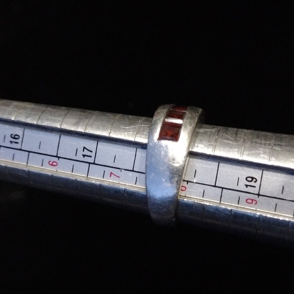 VINTAGE Sterling Silver Channel Set Red Gemstone Ring - Picture 9 of 12